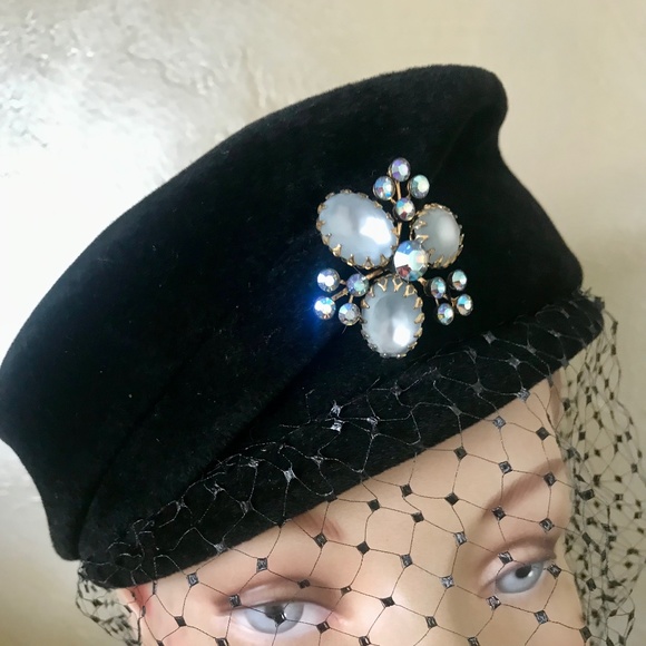 GLAMOROUS 1950s\' BLACK VELVET FELT VINTAGE HAT WITH JEWEL TRIM AND VEIL main image 11